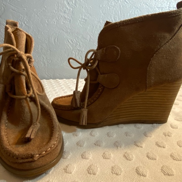 LUCKY BRAND Women's Suede Lace-Up Heeled Booties - Picture 15 of 16